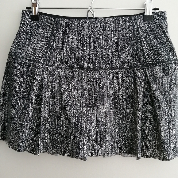 Lululemon Lost In Pace Skirt Skort Pleated Running Tennis White and Black Size 6 - Picture 15 of 16